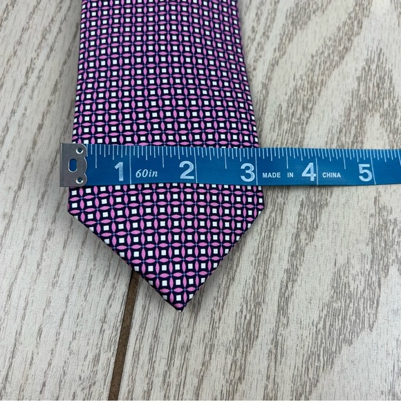 537- Tommy Hilfiger Tie Pink Pattern 650 TL21100047 100% Silk $69.50 - Picture 2 of 5